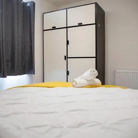 Modern 1-bedroom Near Arena W Free Parking شقة