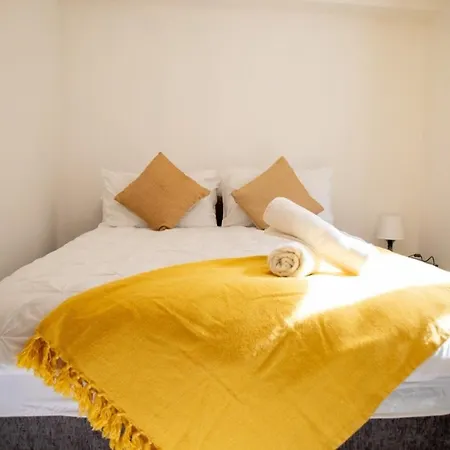 Modern 1-bedroom Near Arena W Free Parking شقة