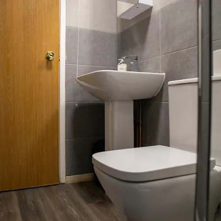 Modern 1-bedroom Near Arena W Free Parking Apartment *