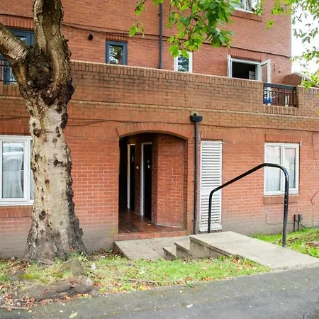 Modern 1-bedroom Near Arena W Free Parking Apartment *