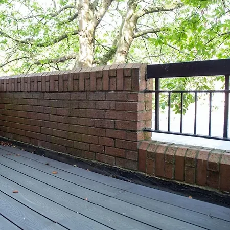 Modern 1-bedroom Near Arena W Free Parking Апартаменти