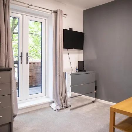 Modern 1-bedroom Near Arena W Free Parking * Лідс