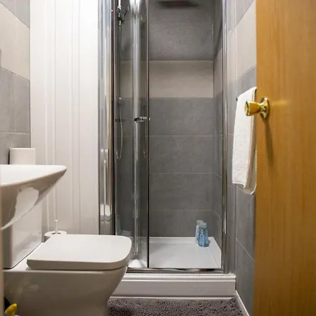 Modern 1-bedroom Near Arena W Free Parking * Лідс